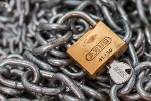 フェロモン香水は本当に安全？選ぶ際の注意点とリスクを解説！